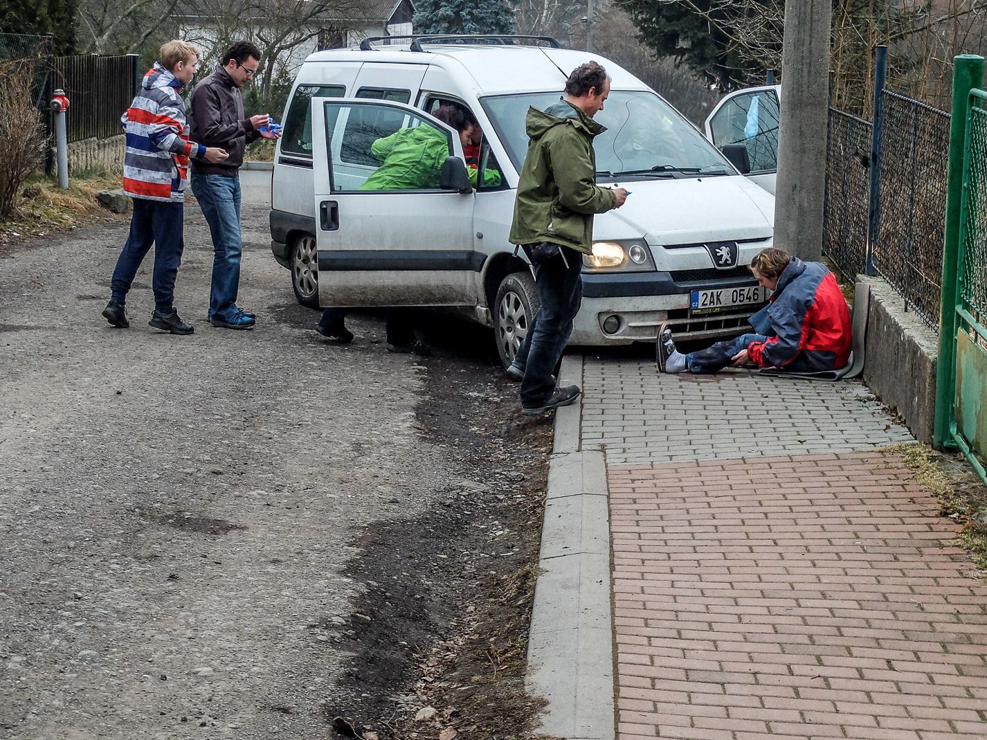 Simulovaná nehoda u auta, účastníci poskytují první pomoc zraněné