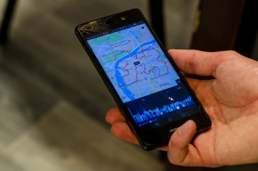 Mobil se zaznamenanou trasou týmu napříč Prahou