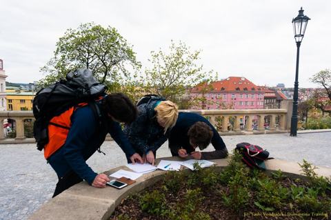 Tým luští na terase s výhledem na pražské střechy
