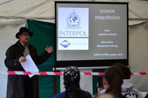 Detektiv představuje seznam podezřelých Interpolu