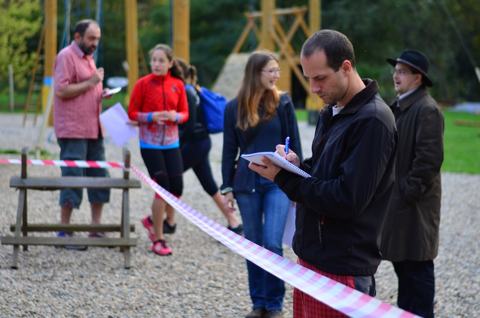 Start u „místa činu“ ohraničeného páskou
