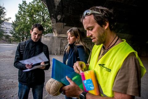 Organizátor předává pomůcky
