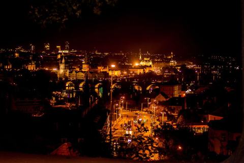 Noční Praha a Karlův most z výšky