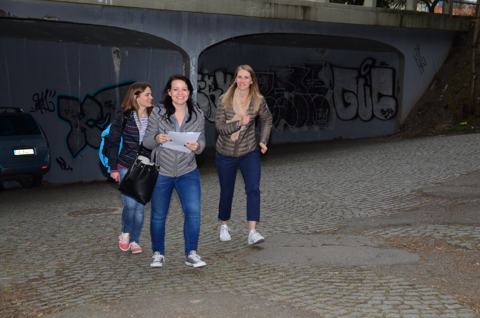 Tým míjí podchod s graffiti