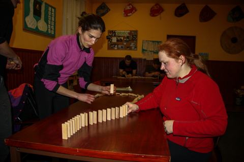Hráčky staví domino