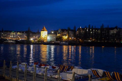 Noční Praha přes řeku