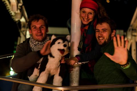 Tým s huskym na ruském kole