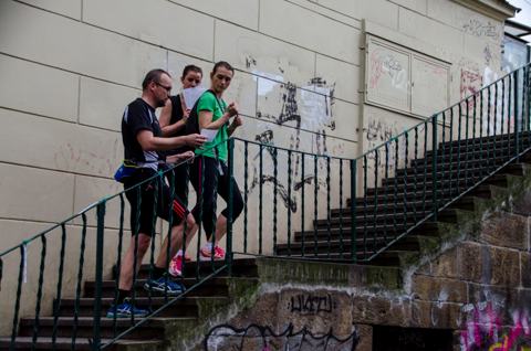 Tým na schodech s graffiti