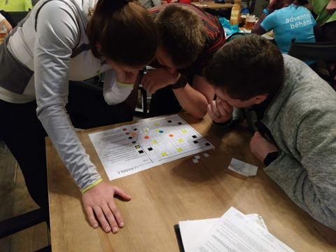 Tým nad scrabble deskou